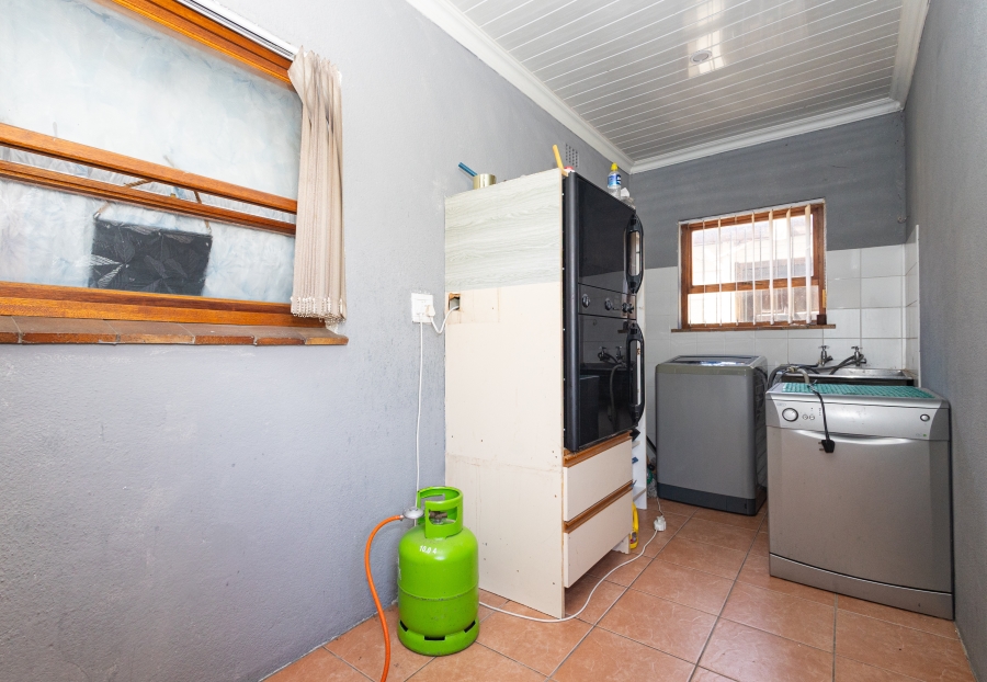 3 Bedroom Property for Sale in Peerless Park West Western Cape